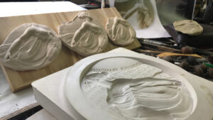 Medaille Senateurs 2017 Sculpture en cours © Nicolas Salagnac 300x169