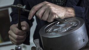 Medaille proserpine Nicolas Salagnac mof 17© Matthieu Cellard 300x169